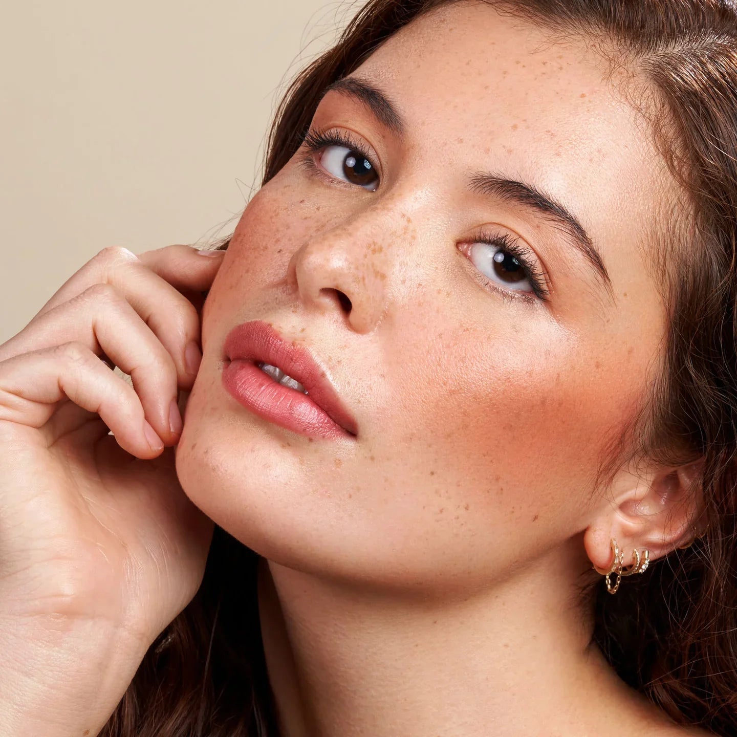 Youngblood Barely Beige loose mineral foundation detailbeeld 1