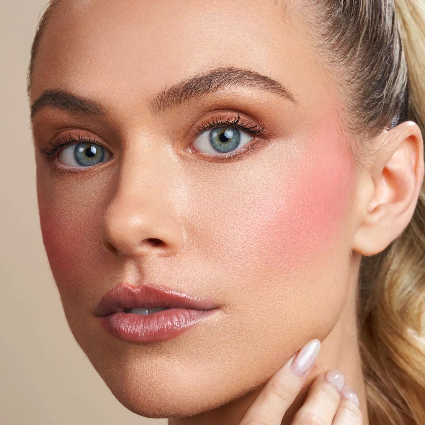 Youngblood Mineral Foundation Soft Beige detailbeeld