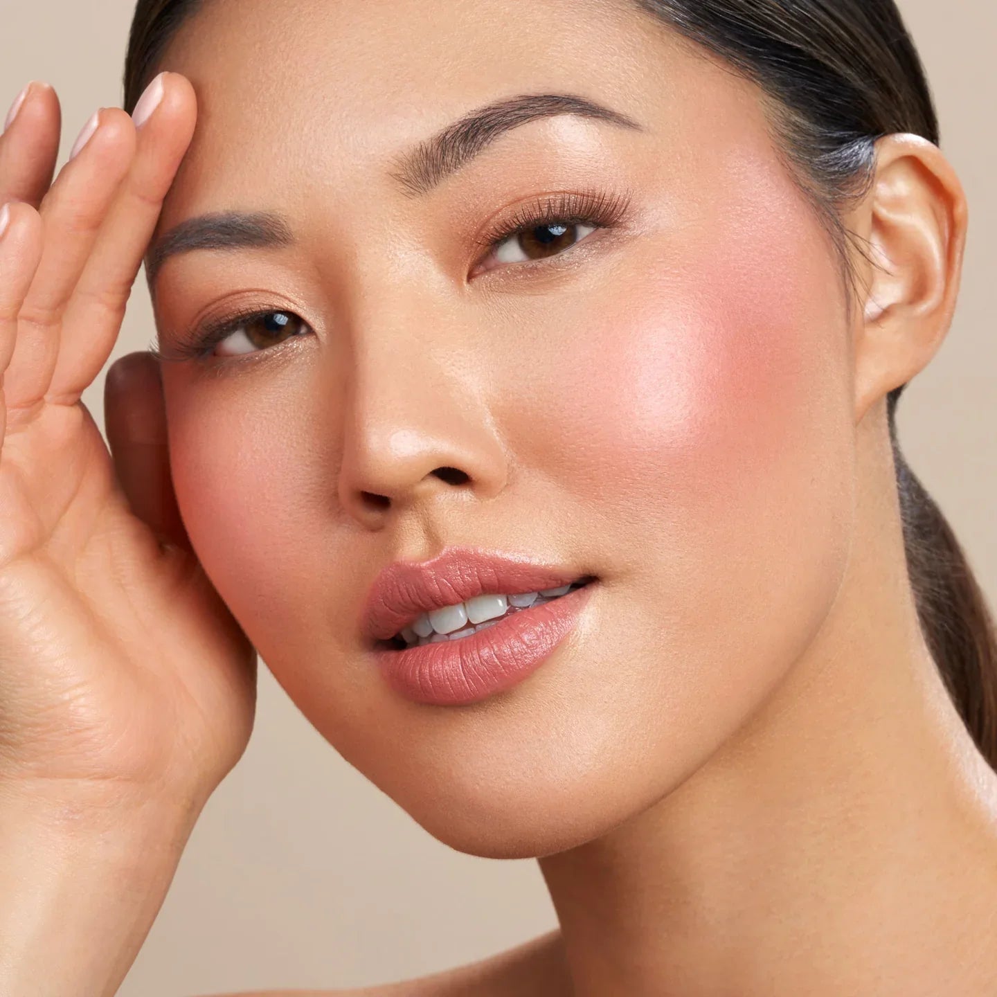 Youngblood Mineral Foundation Warm Beige detailbeeld
